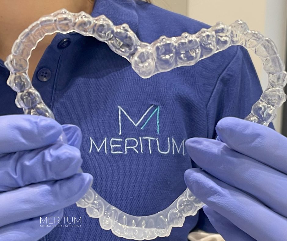 Dentysta Łódź wraz asystentka przyjmują pacjenta na fotelu stomatologicznym
