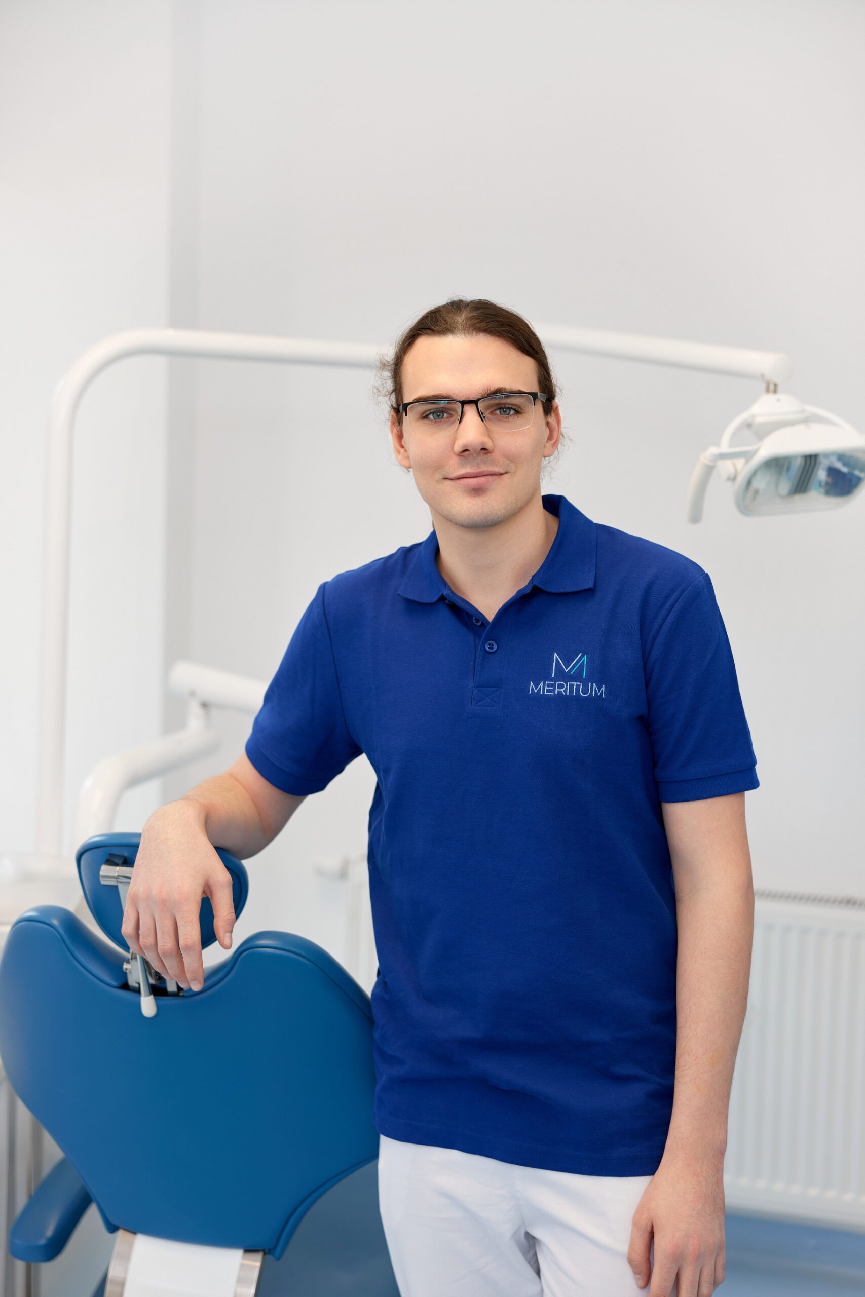 lek dent Cezary Ostrowski chirurg stomatologiczny periodontologia Meritum Łódź