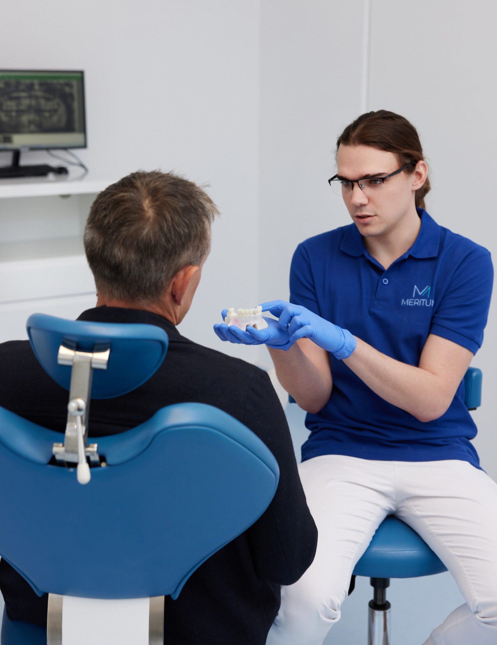 planowanie leczenia implantologicznego model zęba implant konsultacja