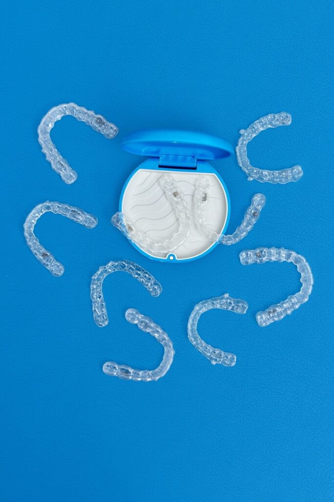 zestaw przezroczystych nakładek ortodontycznych Invisalign przygotowanych do leczenia zębów
