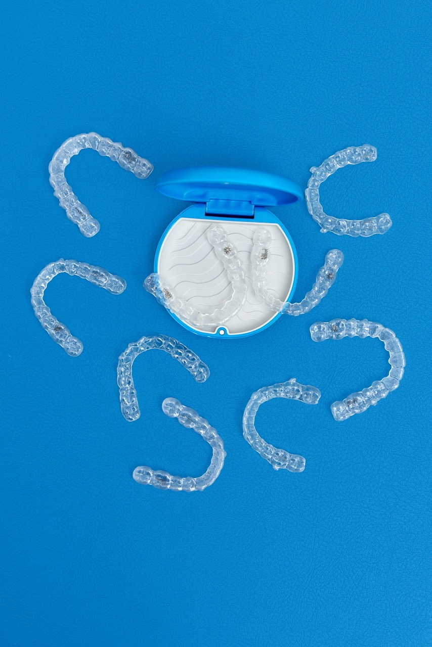 zestaw przezroczystych nakładek ortodontycznych Invisalign przygotowanych do leczenia zębów