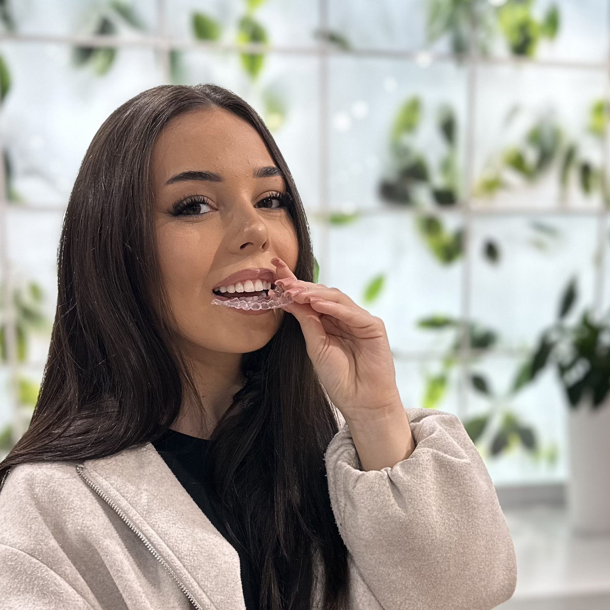 przezroczyste nakładki ortodontyczne Invisalign zakładanie na zęby pacjentki