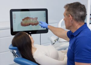 Stripping zębów wykonywany podczas leczenia Invisalign w Łodzi