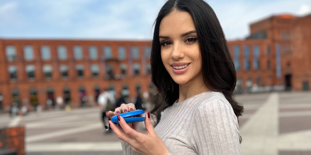 Pacjentka podczas leczenia nakładkami Invisalign w Łodzi