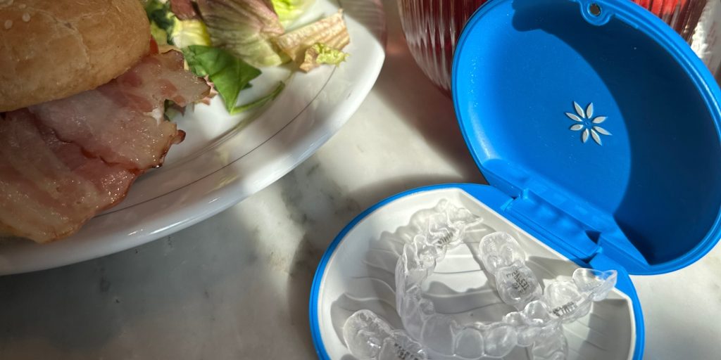 Nakładki Invisalign w etui podczas posiłku