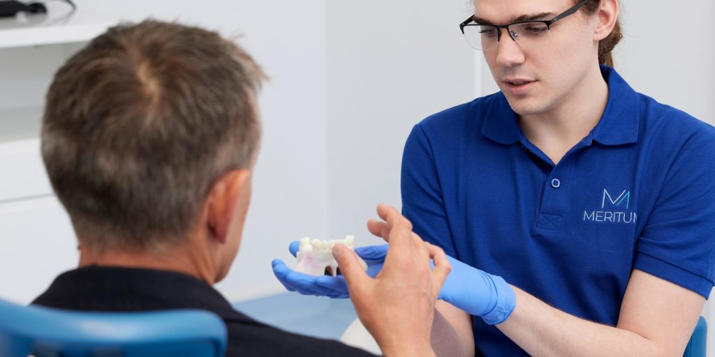 Konsultacja implantologiczna przed wszczepieniem implantu zęba w Meritum Stomatologia w Łodzi