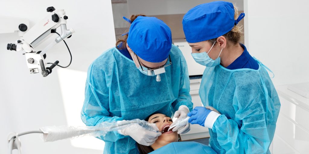 Wszczepienie implantu zęba podczas zabiegu implantologicznego w Meritum Stomatologia w Łodzi