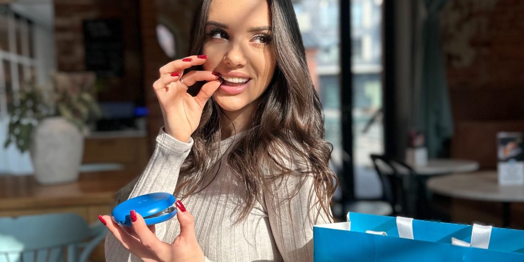 Zakładanie przezroczystej nakładki Invisalign na zęby